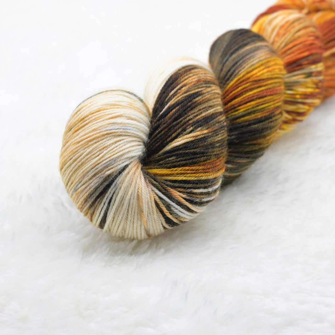 Woolly Adventures handgeverfd wol
merino sock sneeuwgeverfd bruin detail