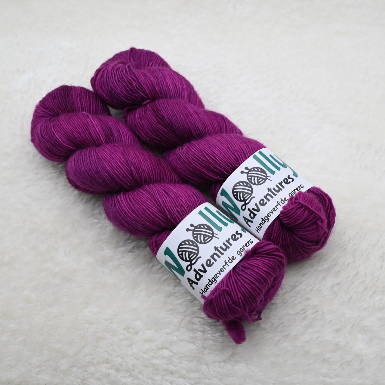 Woolly Adventures handgeverfd merino single garen - heide paars