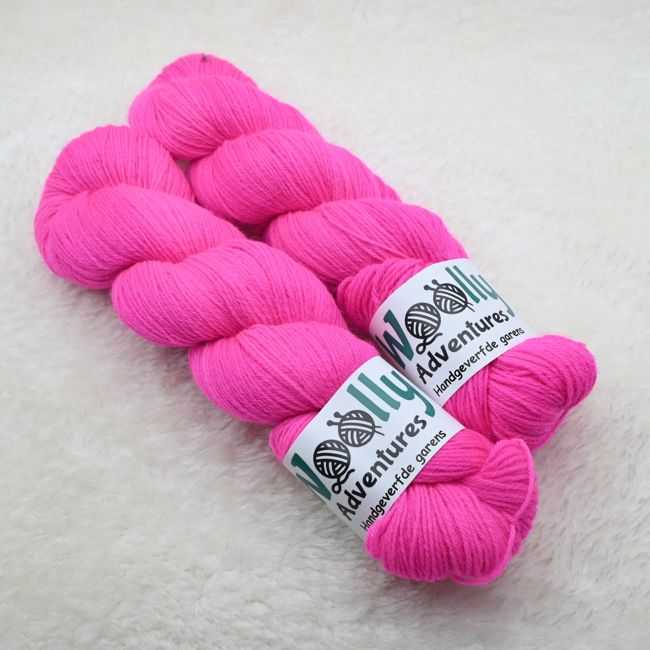 Woolly Adventures handgeverfd peruvian highland garen - neon roze