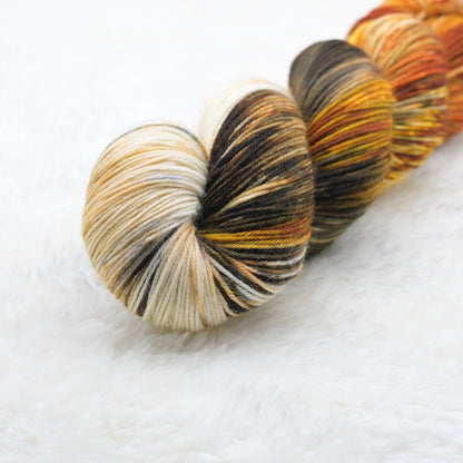 Woolly Adventures handgeverfd wol 
merino sock sneeuwgeverfd bruin detail