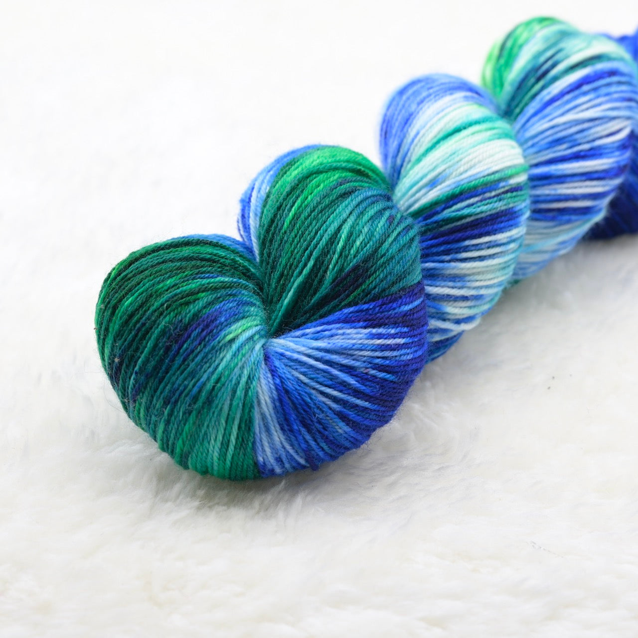 Woolly Adventures handgeverfd wol merino sock sneeuwgeverfd groen blauw detail