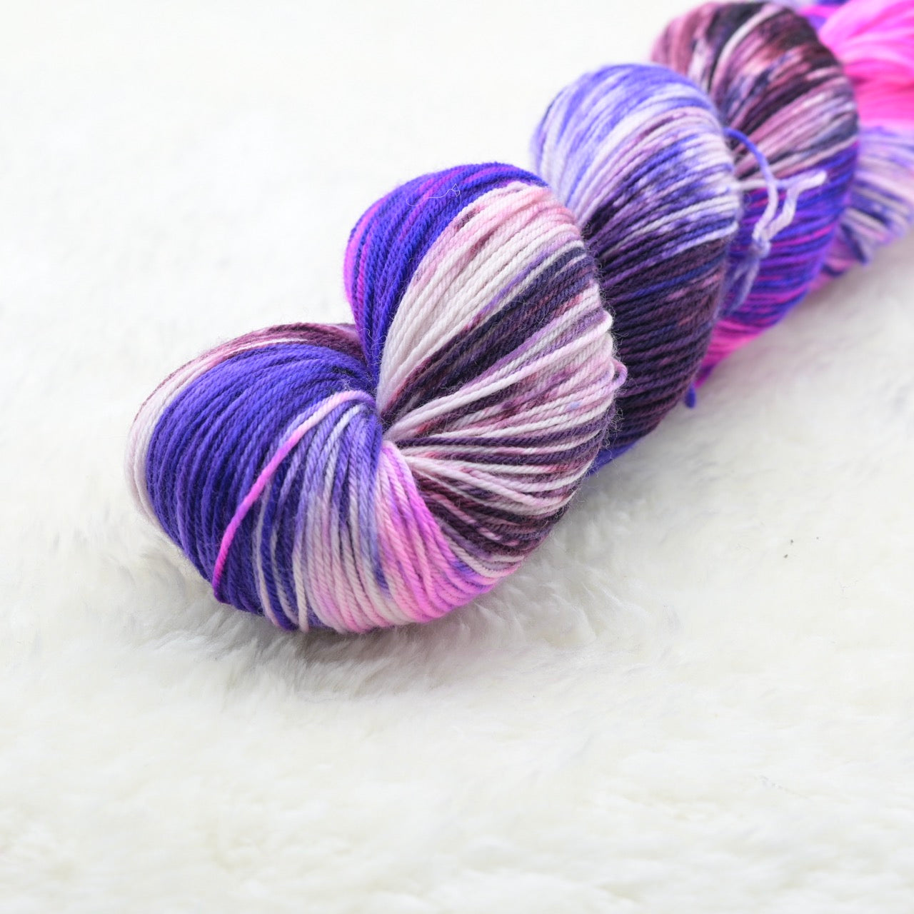 Woolly Adventures handgeverfd wol 
merino sock sneeuwgeverfd paars detail