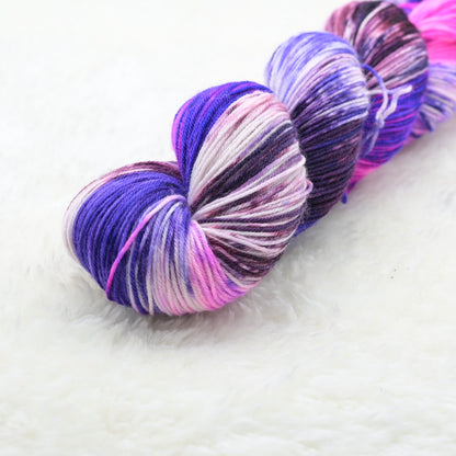 Woolly Adventures handgeverfd wol 
merino sock sneeuwgeverfd paars detail