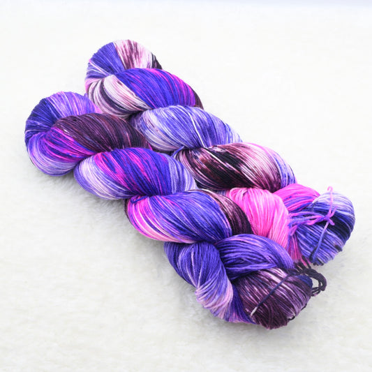 Woolly Adventures handgeverfd wol merino sock sneeuwgeverfd paars