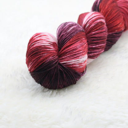 Woolly Adventures handgeverfd wol merino sock sneeuwgeverfd rood detail