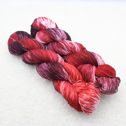 Woolly Adventures handgeverfd wol merino sock sneeuwgeverfd rood