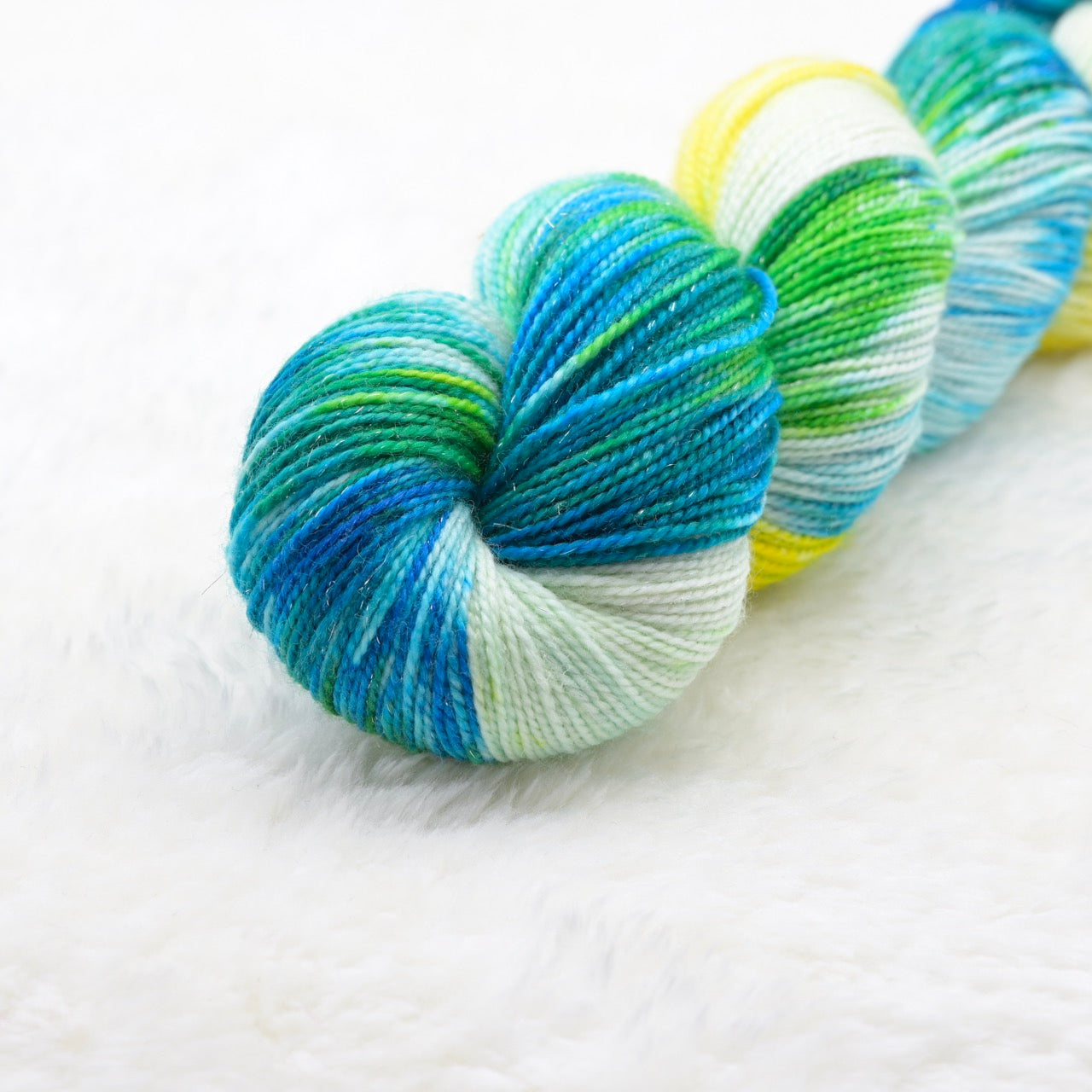 Woolly Adventures handgeverfd wol merino sock sparkle sneeuwgeverfd blauw geel detail