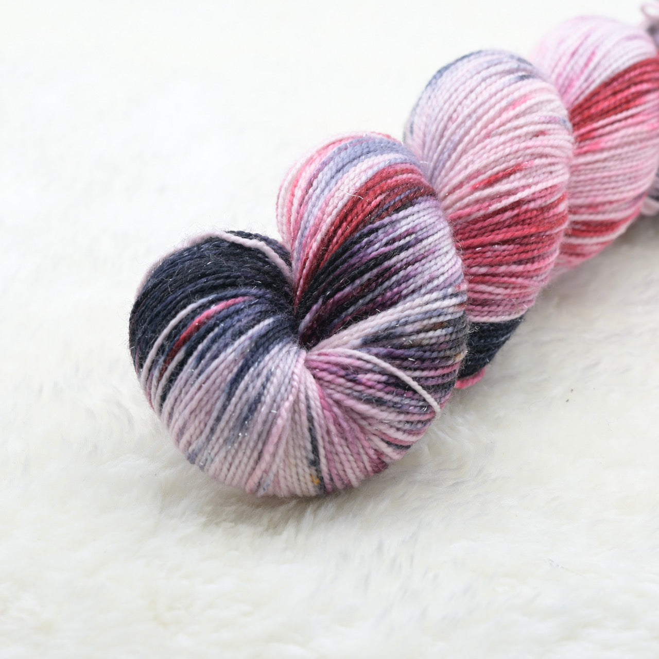 Woolly Adventures handgeverfd wol merino sock sparkle sneeuwgeverfd grijs rood detail