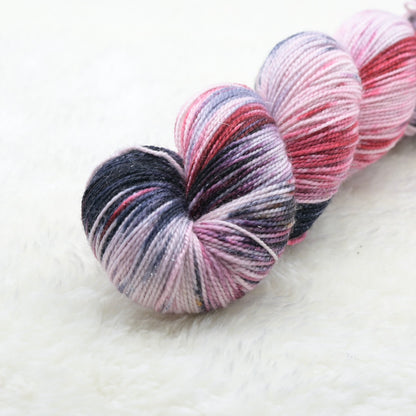 Woolly Adventures handgeverfd wol merino sock sparkle sneeuwgeverfd grijs rood detail