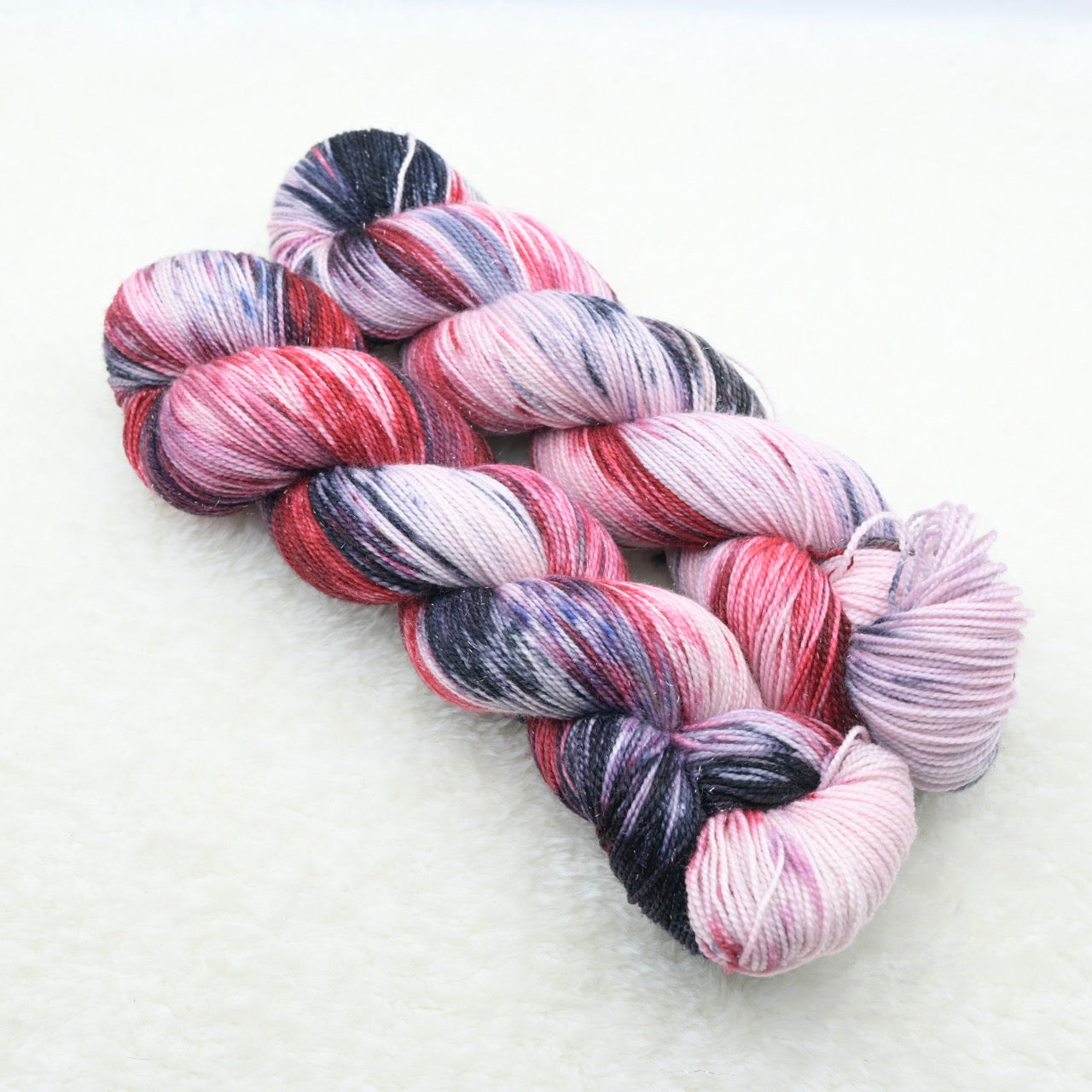 Woolly Adventures handgeverfd wol merino sock sparkle sneeuwgeverfd grijs rood