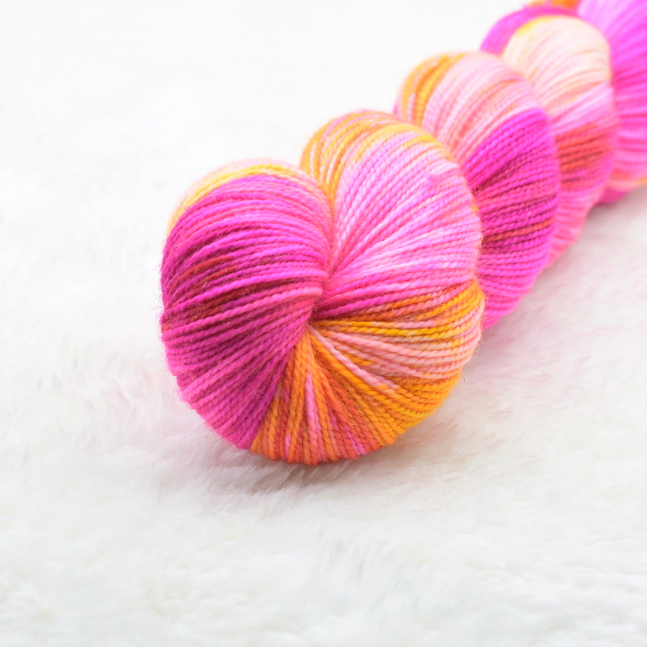 Woolly Adventures handgeverfd wol merino sock sparkle sneeuwgeverfd roze oranje detail