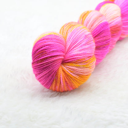 Woolly Adventures handgeverfd wol merino sock sparkle sneeuwgeverfd roze oranje detail