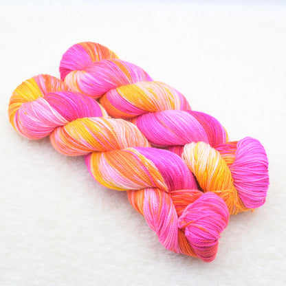 Woolly Adventures handgeverfd wol merino sock sparkle sneeuwgeverfd roze oranje