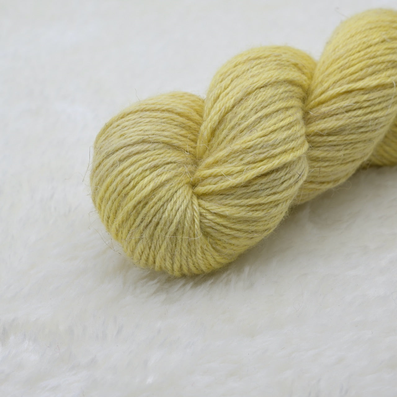 Woolly Adventures handgeverfd wol zijde linnen L01 lichtgeel detail