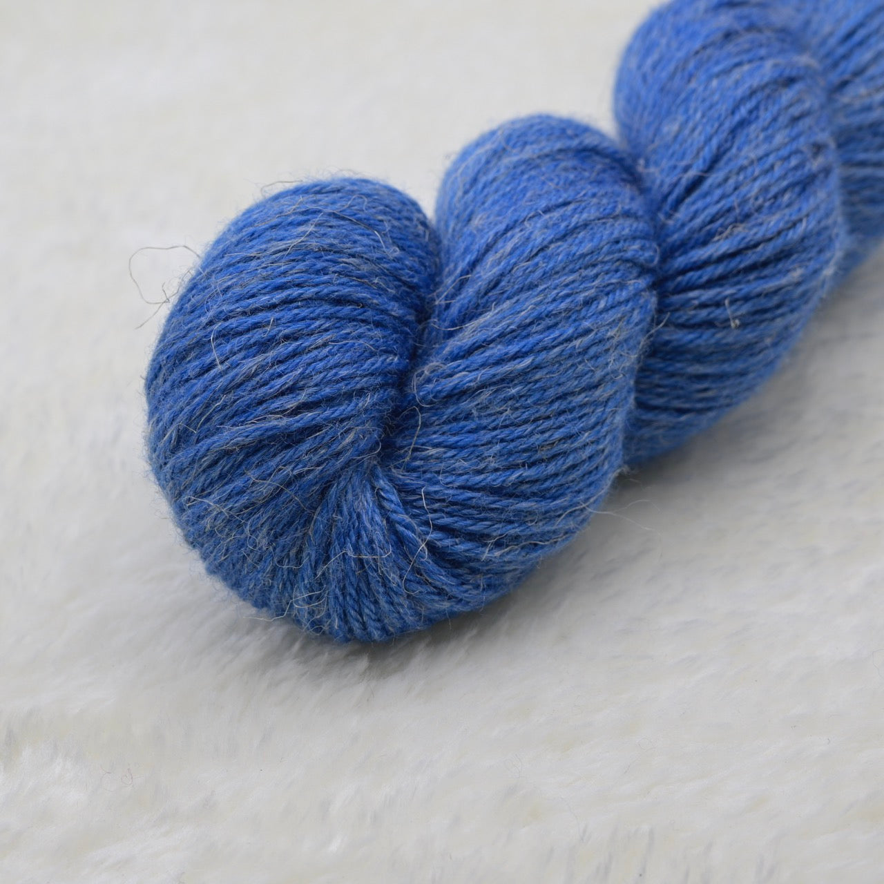 Woolly Adventures handgeverfd wol zijde linnen L18 blauw detail