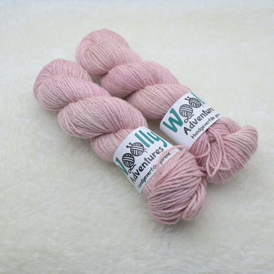 Woolly Adventures handgeverfd wol zijde linnen L19A lichtroze boven