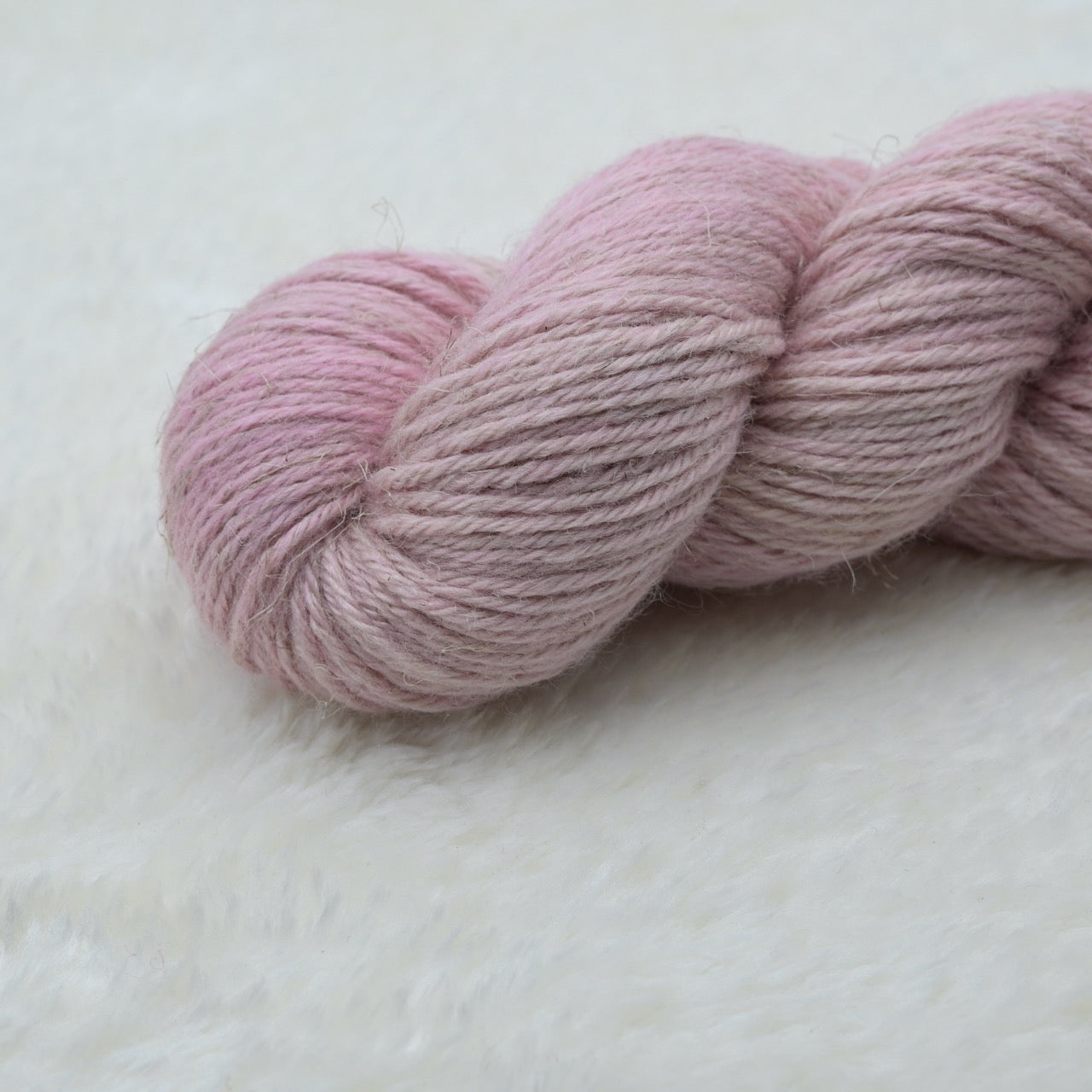 Woolly Adventures handgeverfd wol zijde linnen L19A lichtroze detail