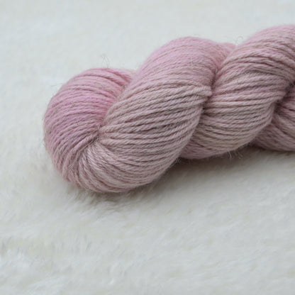 Woolly Adventures handgeverfd wol zijde linnen L19A lichtroze detail
