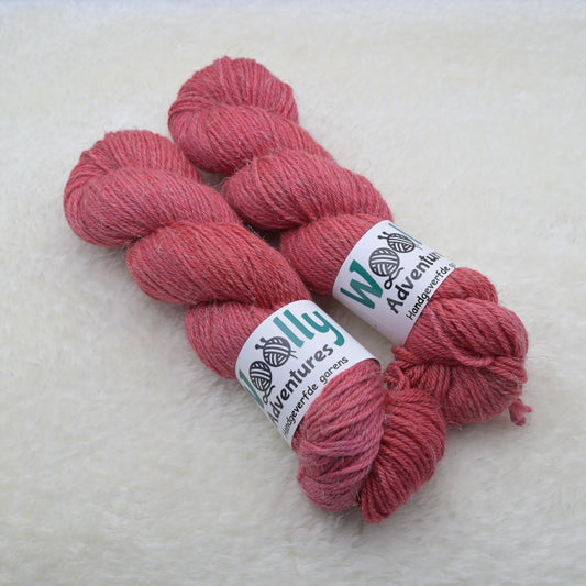Woolly Adventures handgeverfd wol zijde linnen L20 rood boven