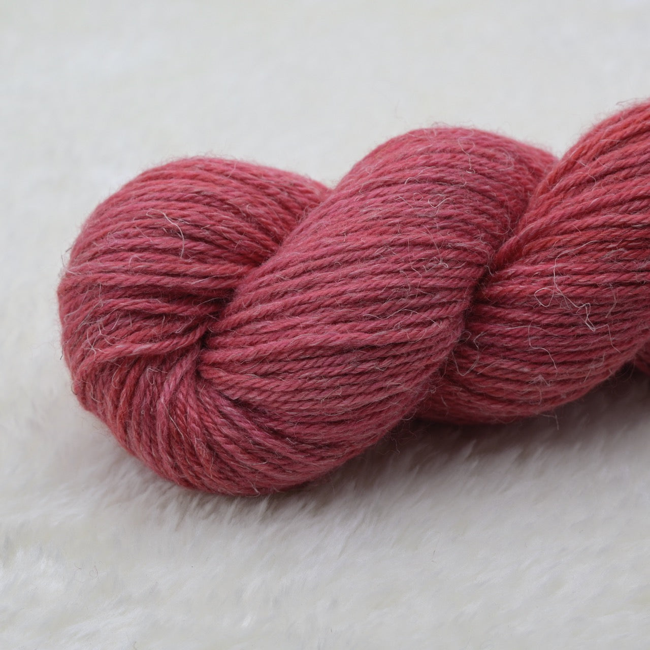 Woolly Adventures handgeverfd wol zijde linnen L20 rood detail
