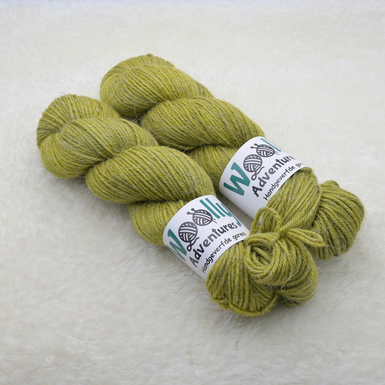 Woolly Adventures handgeverfd wol zijde linnen L30 olijf boven