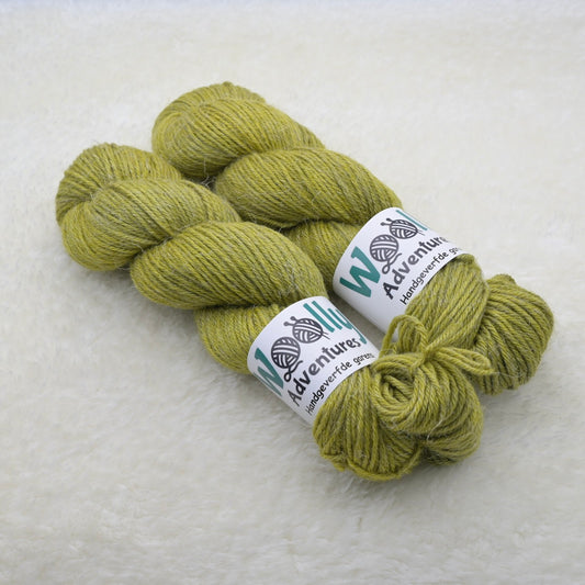 Woolly Adventures handgeverfd wol zijde linnen L30 olijf boven