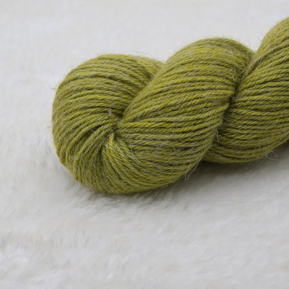 Woolly Adventures handgeverfd wol zijde linnen L30 olijf detail