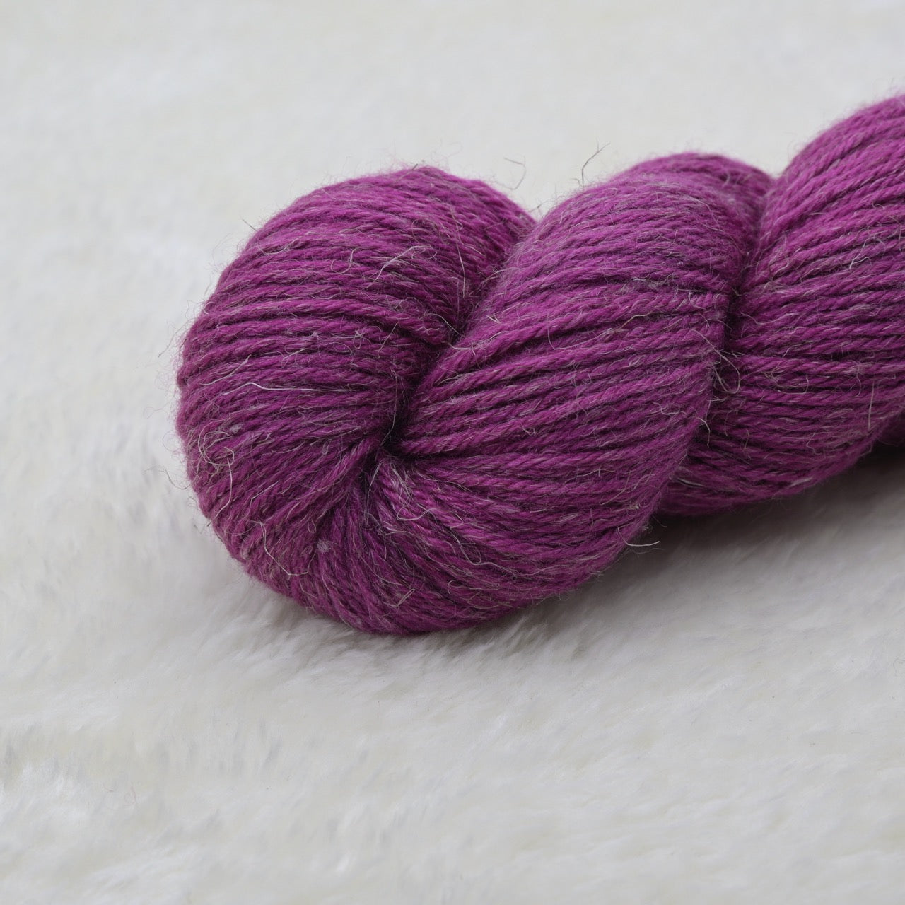 Woolly Adventures handgeverfd wol zijde linnen L18 blauw detail 