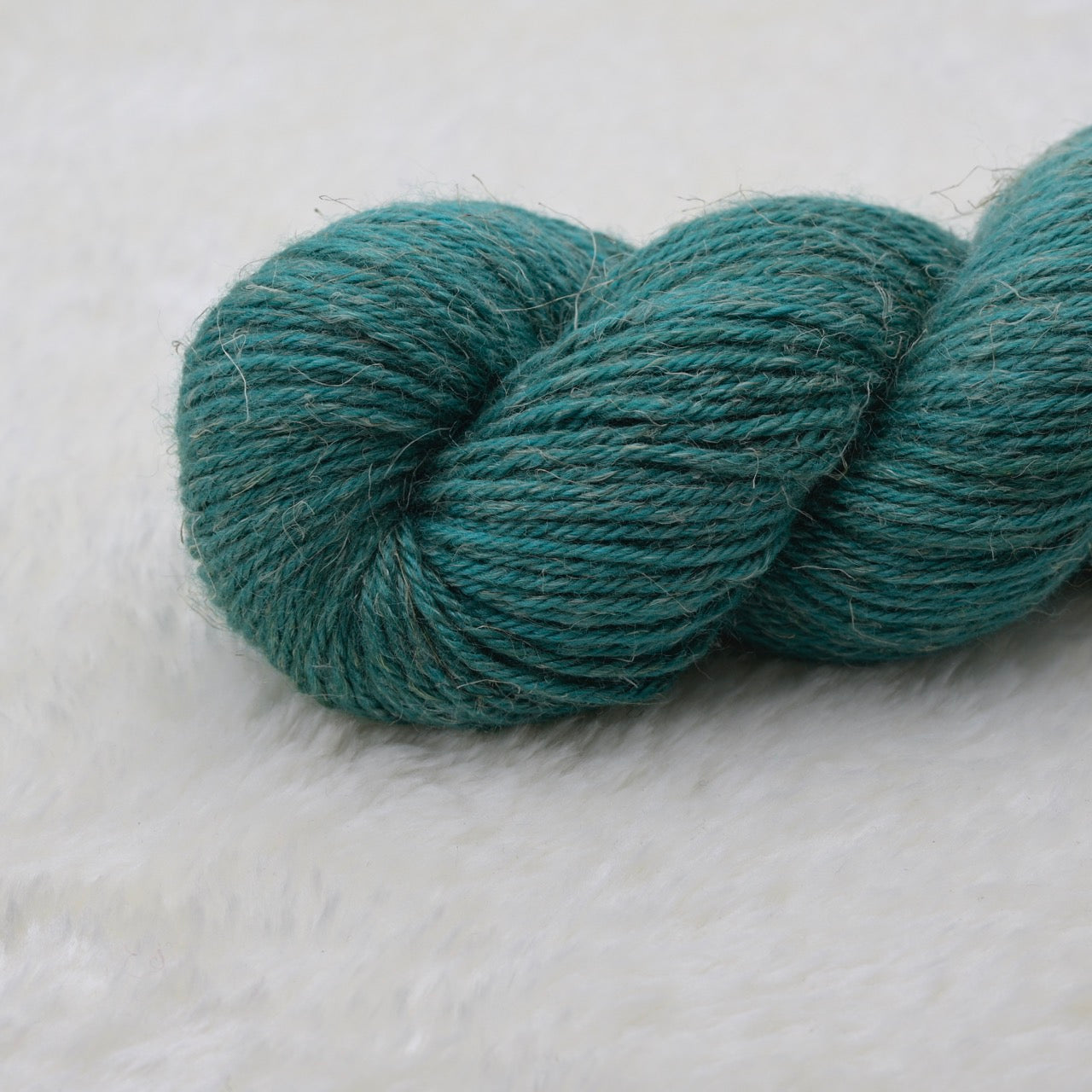 Woolly Adventures handgeverfd wol zijde linnen L45 petrol detail