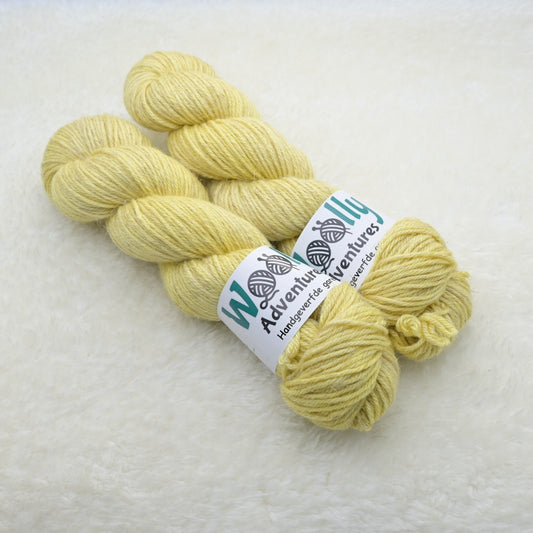 Woolly Adventures handgeverfd wol zijde linnen L01 lichtgeel boven