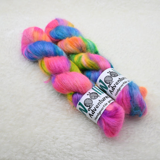 Woolly Adventures handgeverfd fluffy garen - fairytale