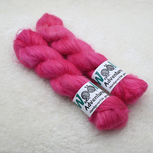 Woolly Adventures handgeverfd fluffy garen - framboos