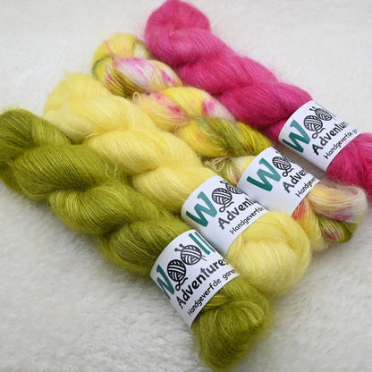 Woolly Adventures handgeverfd fluffy garen - lentegroen boterbloem lente en framboos