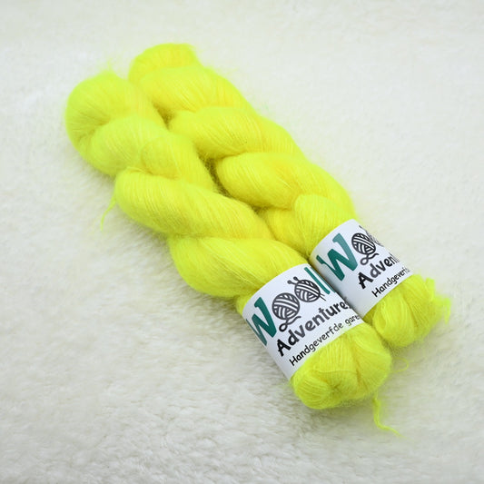 Woolly Adventures handgeverfd fluffy garen - neon geel