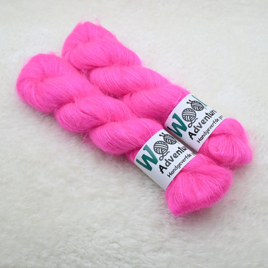 Woolly Adventures handgeverfd fluffy garen - neon roze