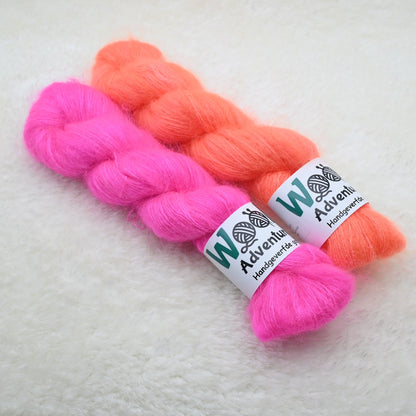Woolly Adventures handgeverfd fluffy garen - rozen en oranje boven
