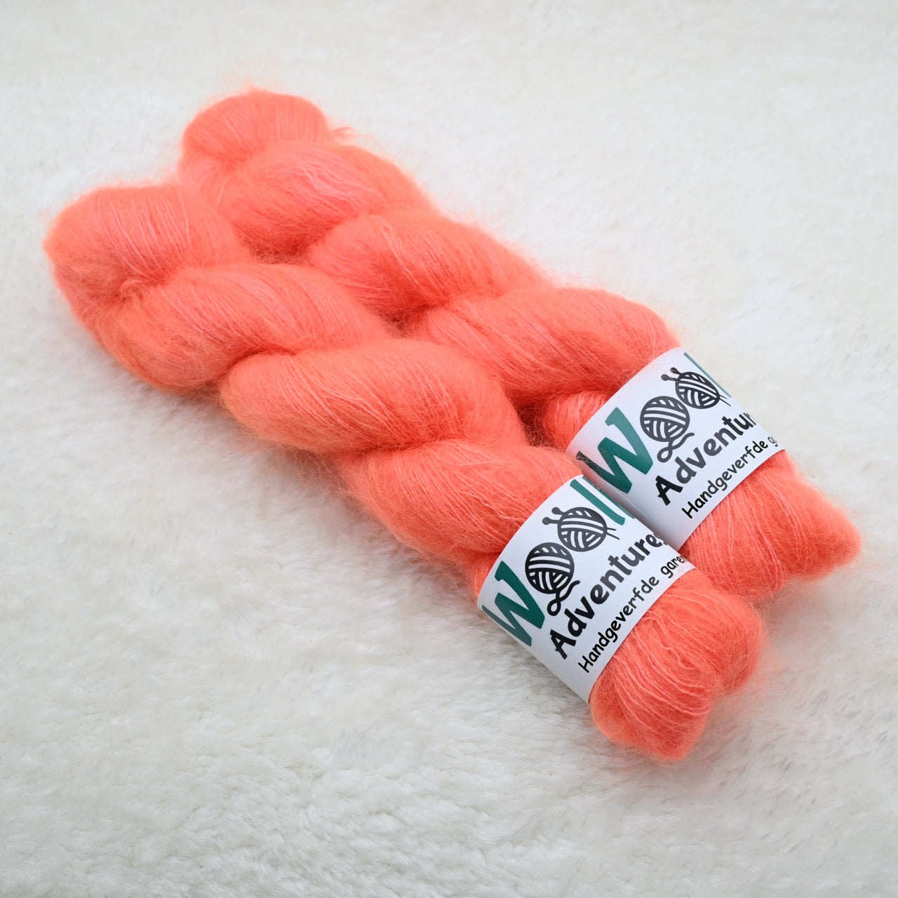 Woolly Adventures handgeverfd fluffy garen - oranje boven 