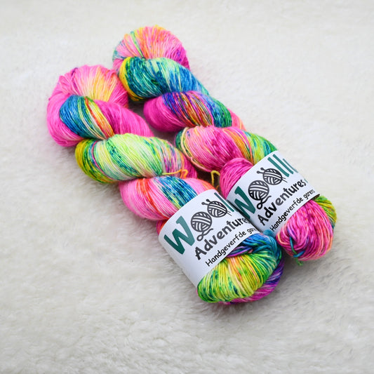 Woolly Adventures handgeverfd merino single garen - fairytale