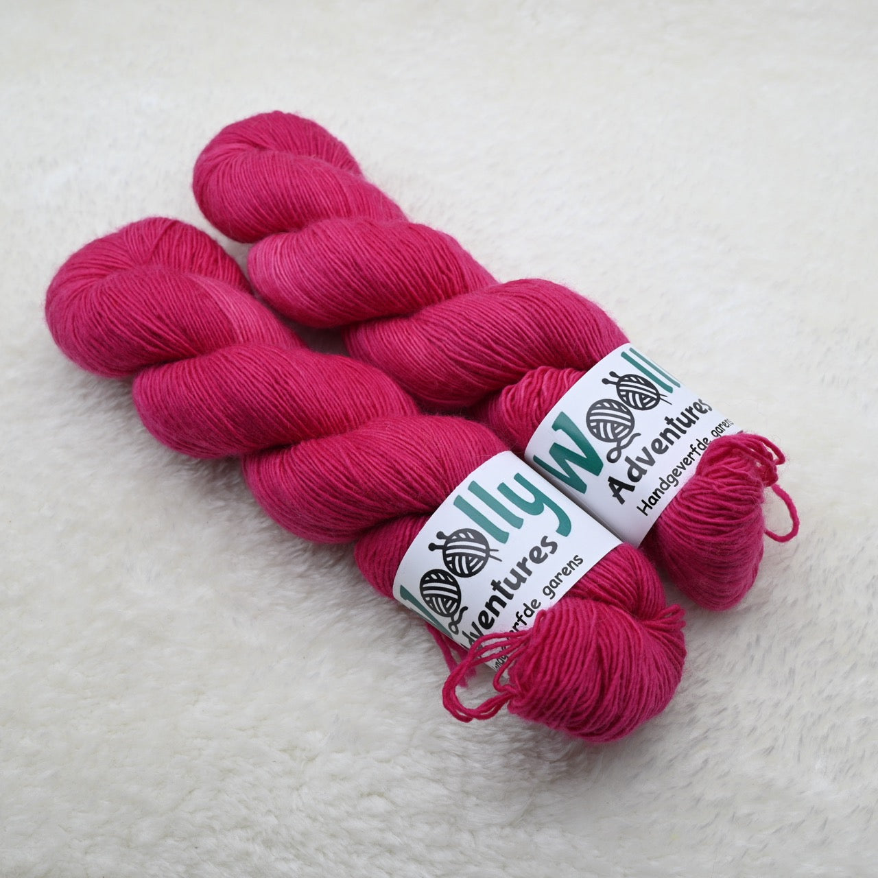 Woolly Adventures handgeverfd merino single garen - framboos