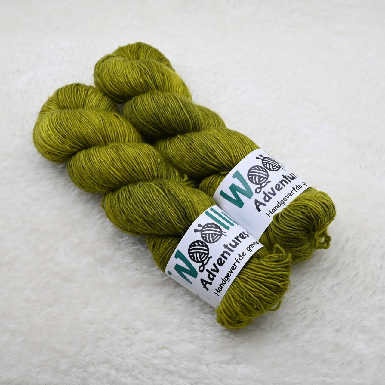 Woolly Adventures handgeverfd merino single garen - gras