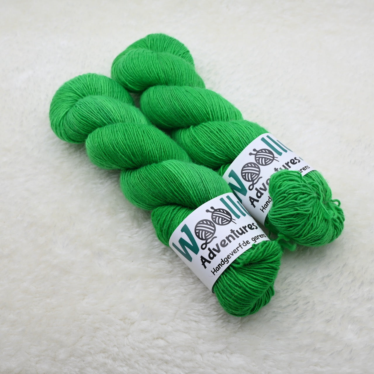 Woolly Adventures handgeverfd merino single garen - het goede groen
