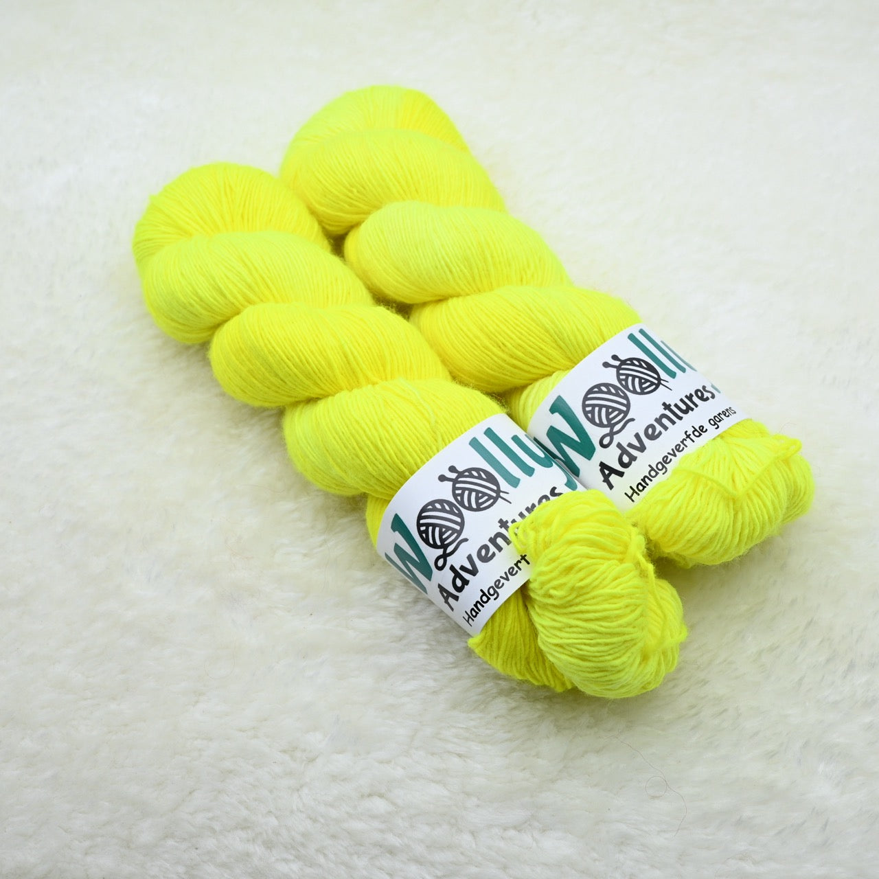 Woolly Adventures handgeverfd merino single garen - neon geel