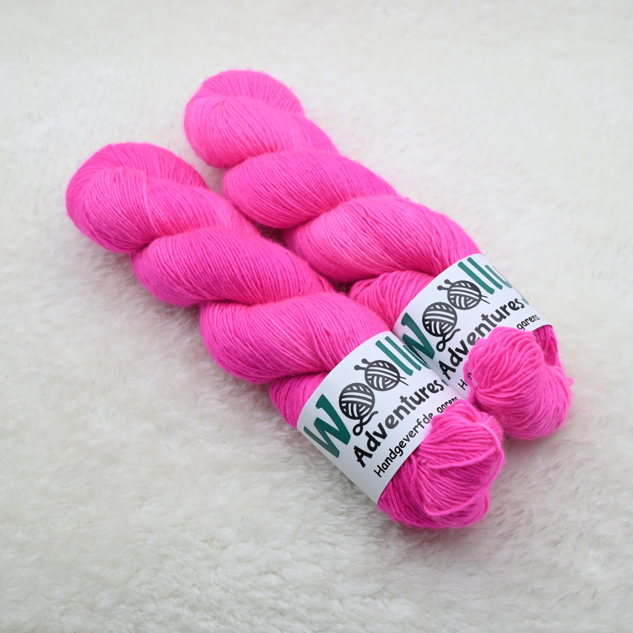 Woolly Adventures handgeverfd merino single garen - neon roze