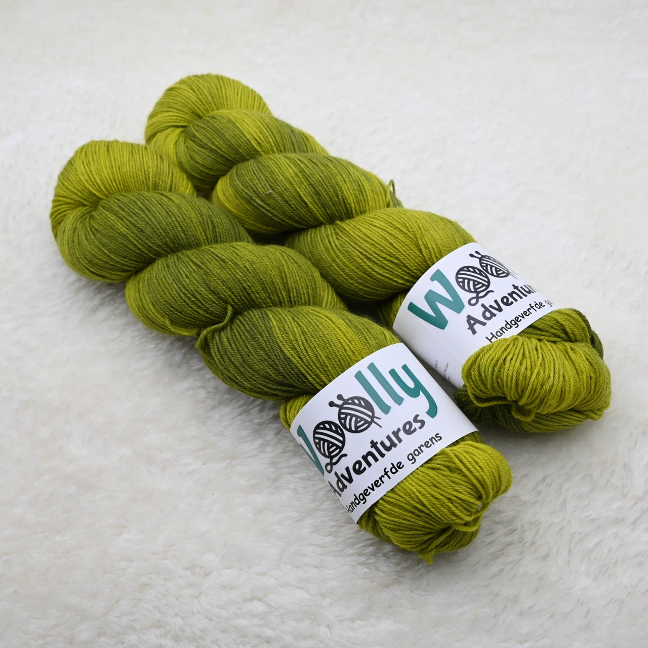 Woolly Adventures handgeverfd merino sock garen - gras