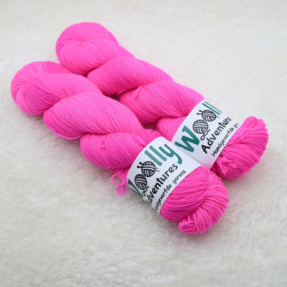 Woolly Adventures handgeverfd merino sock garen - neon roze