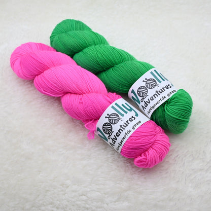 Woolly Adventures handgeverfd merino sock garen - neon roze en het goede groen 