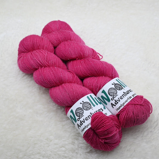 Woolly Adventures handgeverfd merino sock sparkle garen - framboos