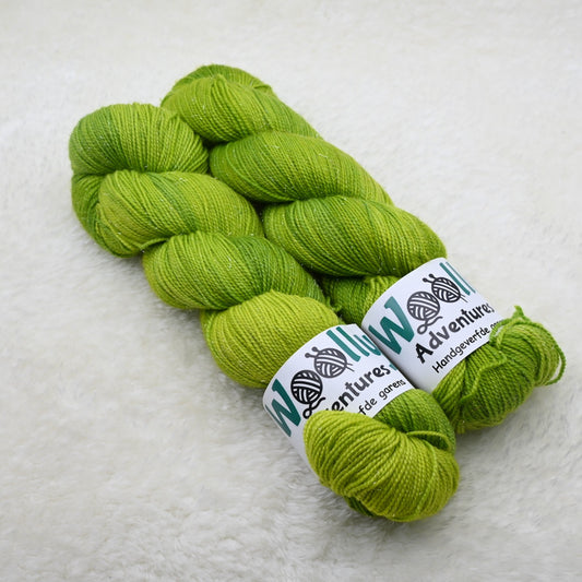 Woolly Adventures handgeverfd merino sock sparkle garen - groen