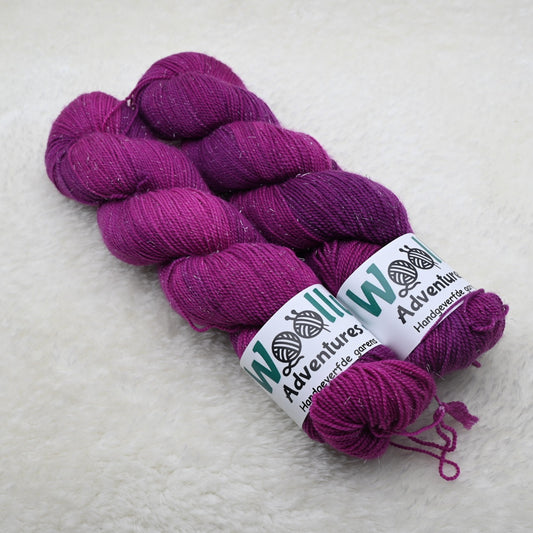 Woolly Adventures handgeverfd merino sock sparkle garen - heidepaars