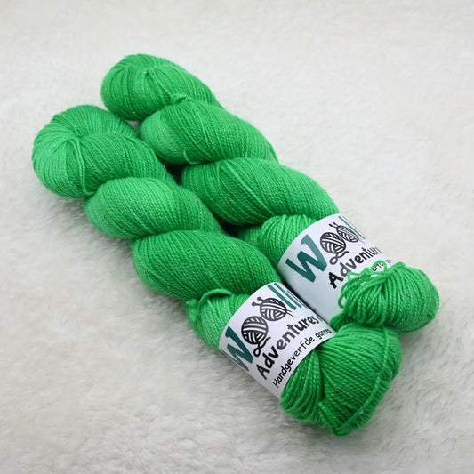 Woolly Adventures handgeverfd merino sock sparkle garen - het goede groen